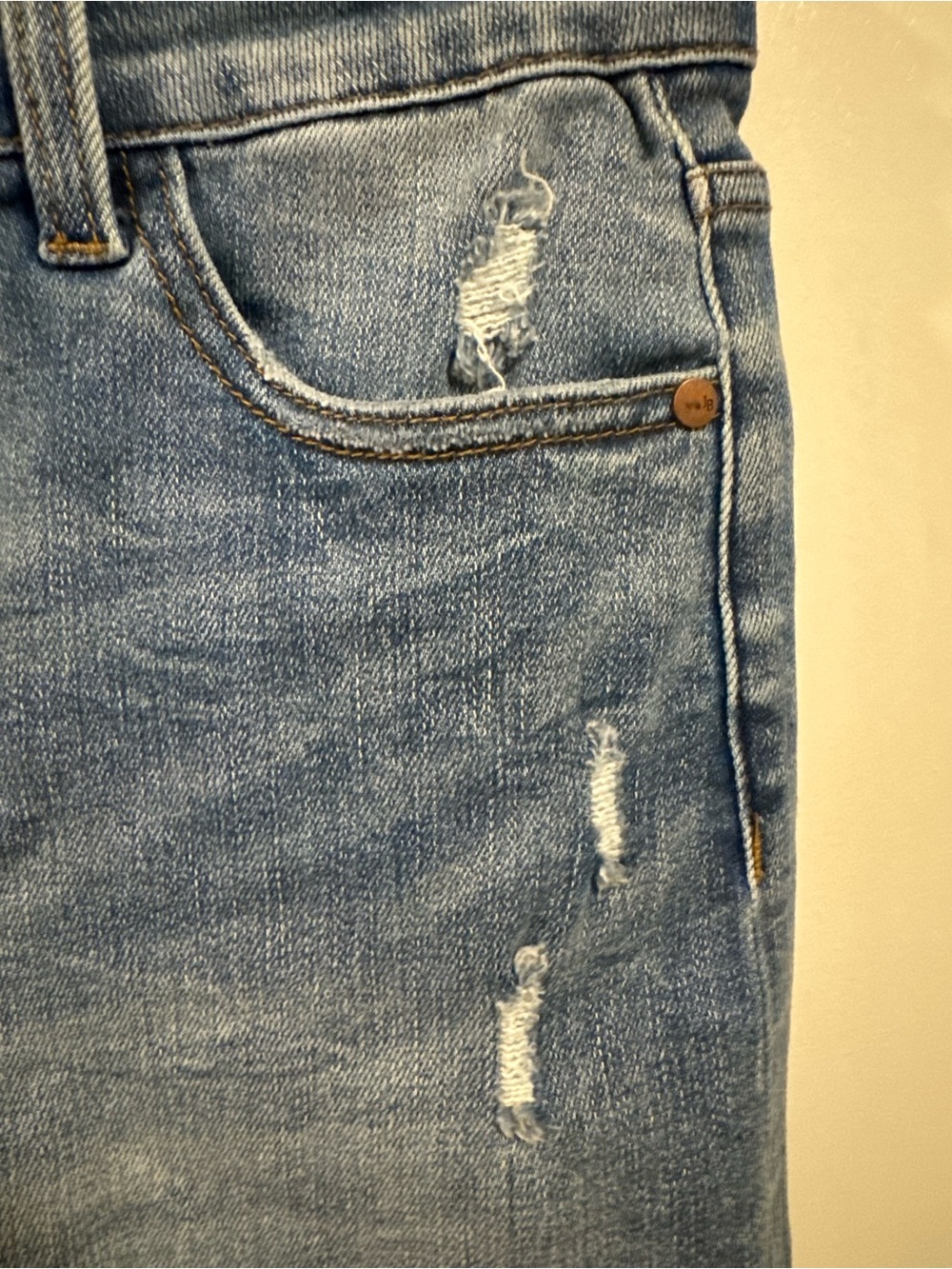 Women’s Medium Wash Denim Shorts Judy Blue Frayed Hem & Distressed Size Medium - Picture 3 of 8